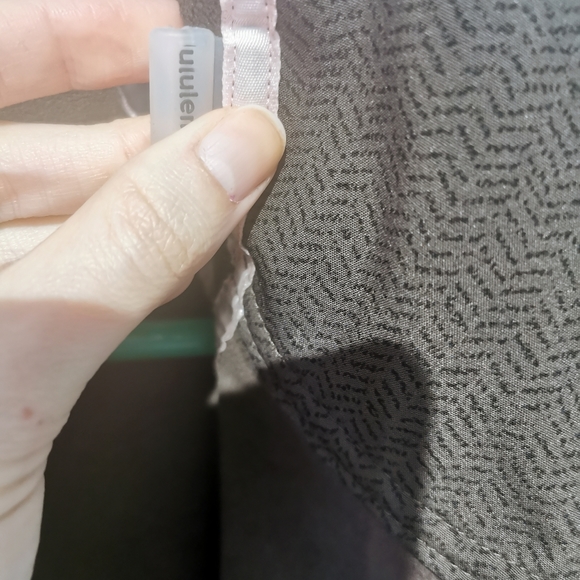 Like new Lululemon size 4 apres ski rainproof jacket - Picture 11 of 16